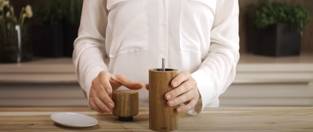 Młynek do przypraw ADHOC Acacia Uniwersalne zastosowanie rozmiar średnica wysokość precyzja wygoda użytkowanie sól pieprz dodatek dekoracja