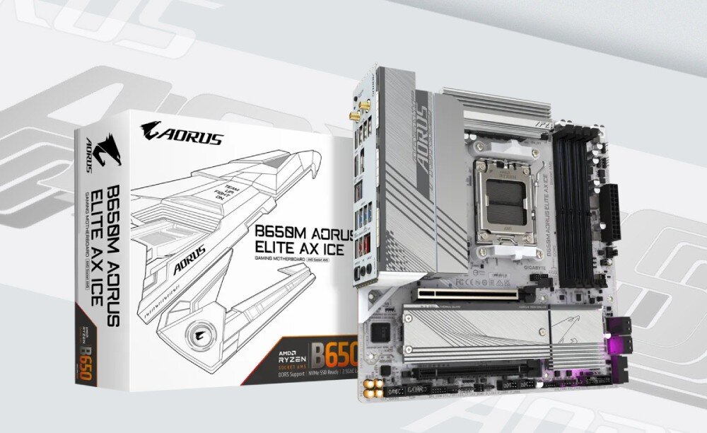 Komputer MAD DOG DEEPCOOL360-WH-A01DR32WH Srebrno-biała płyta główna komputera ustawiona pionowo obok swojego białego pudełka z czarnymi napisami i grafiką w stylu mechanicznym, prezentująca jasny laminat, czarne gniazda pamięci oraz srebrne radiatory chłodzące sekcję zasilania i miejsca na dyski