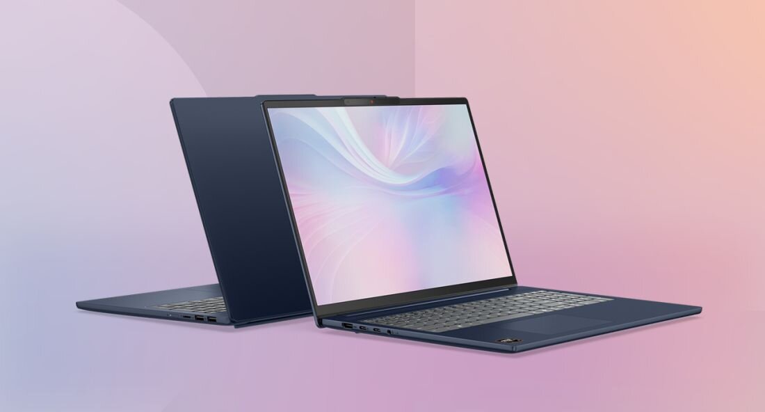 Dwa laptopy Lenovo IdeaPad Slim 5 10. generacji w ciemnej obudowie na pastelowym tle – widok z przodu i z tyłu, ekran z jasną grafiką, smukły nowoczesny design do pracy i nauki. - Ochrona danych, Microsoft Pluton TPM 