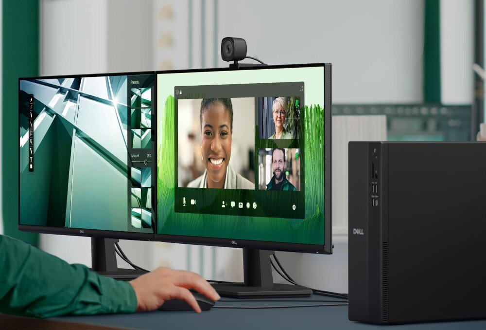 Komputer DELL Slim ECS1250 zbliżenie na dwa monitory ustawione obok siebie, na których widać interfejs programu do wideokonferencji z twarzami trzech osób, a obok monitorów stoi czarna obudowa komputera typu slim, podzespoły, procesor, rdzenie, wydajność