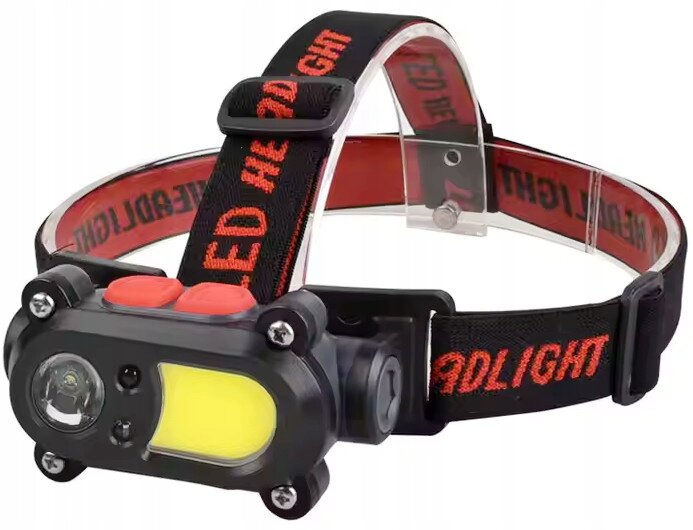 Latarka czołowa LED z czarnym paskiem, na którym widnieje czerwony napis \'LED HEADLIGHT\'. Latarka posiada dwa czerwone przyciski i żółty panel świetlny.