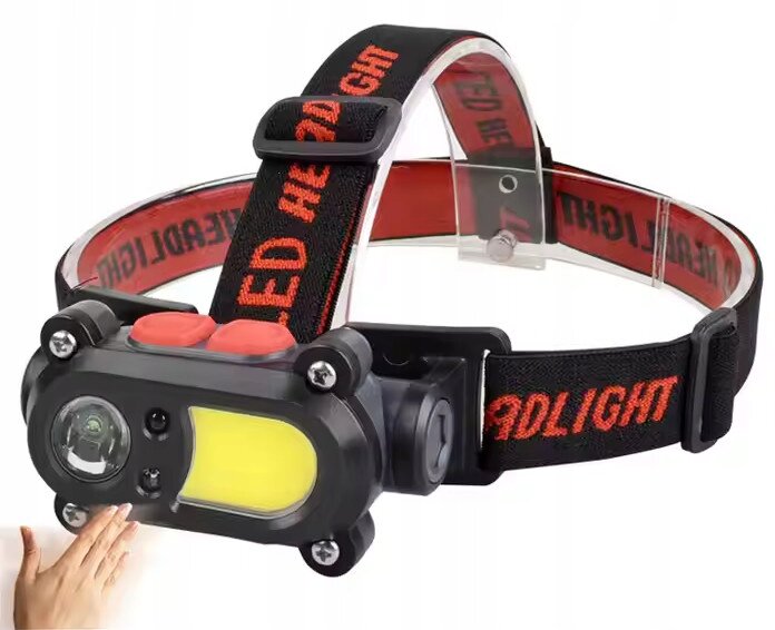 Latarka czołowa LED z czujnikiem ruchu, z czarnym paskiem z czerwonym napisem \'LED HEADLIGHT\'. Obok latarki widoczna jest dłoń sugerująca funkcję czujnika ruchu.