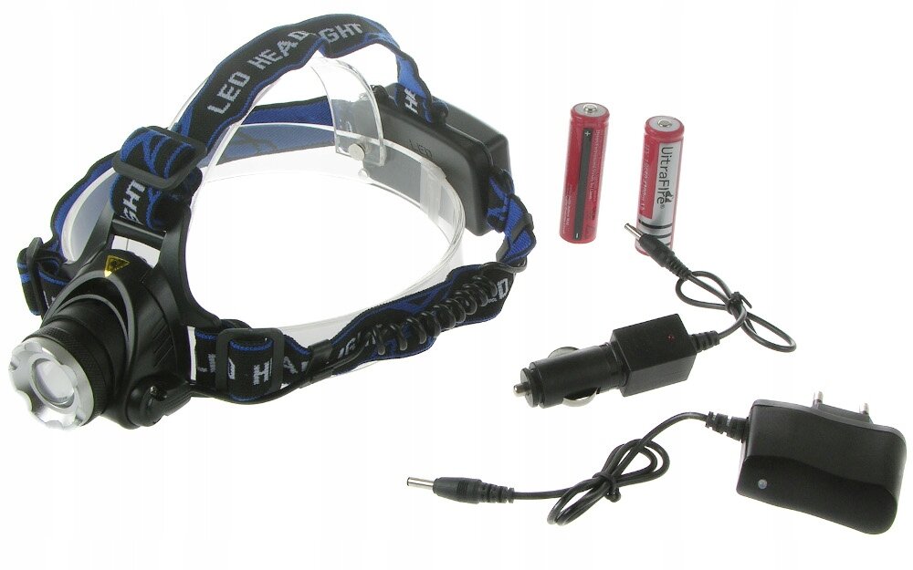 Na obrazie znajduje się latarka czołowa z elastycznym paskiem z napisem \'LED HEADLIGHT\'. Obok leżą dwie baterie, ładowarka samochodowa i ładowarka sieciowa.