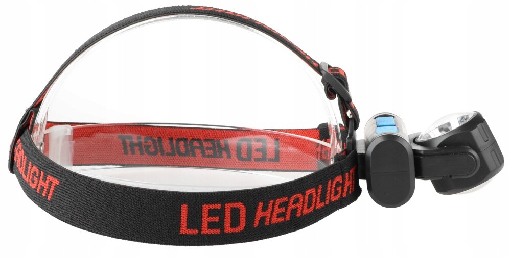 Na zdjęciu widoczna jest latarka czołowa z elastycznym paskiem, na którym znajduje się napis \'LED HEADLIGHT\'. Latarka ma obrotową głowicę i jest wyposażona w niebieski przycisk.
