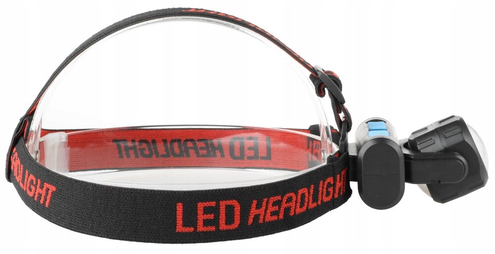 Na zdjęciu widoczna jest latarka czołowa z czarnym paskiem, na którym znajduje się czerwony napis \'LED HEADLIGHT\'. Latarka ma obrotową głowicę i niebieski przycisk na boku.