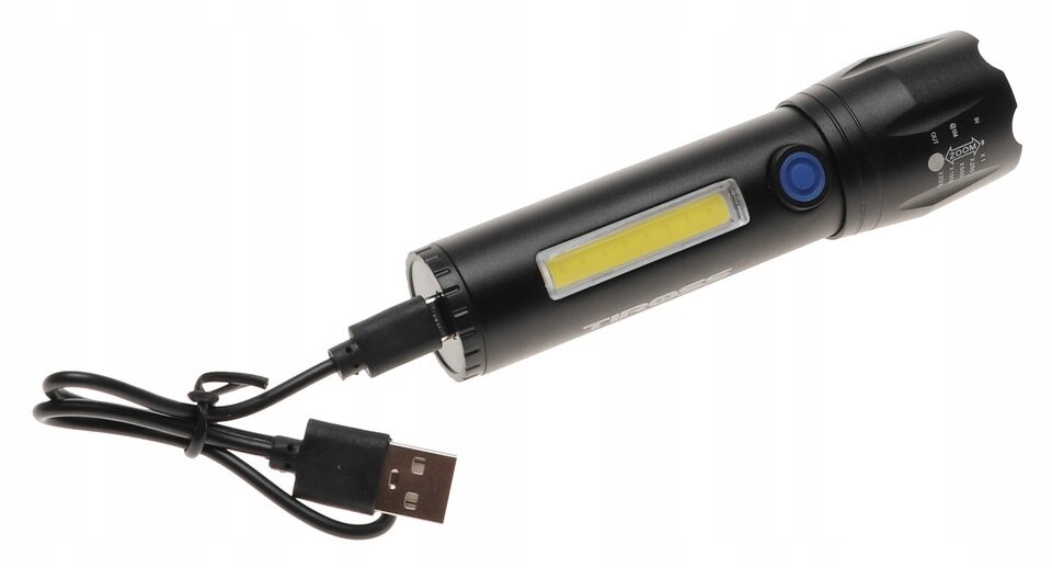 Czarna latarka kieszonkowa z wbudowanym panelem LED i niebieskim przyciskiem, podłączona do kabla USB. Na obudowie widoczne są oznaczenia i symbole funkcji.