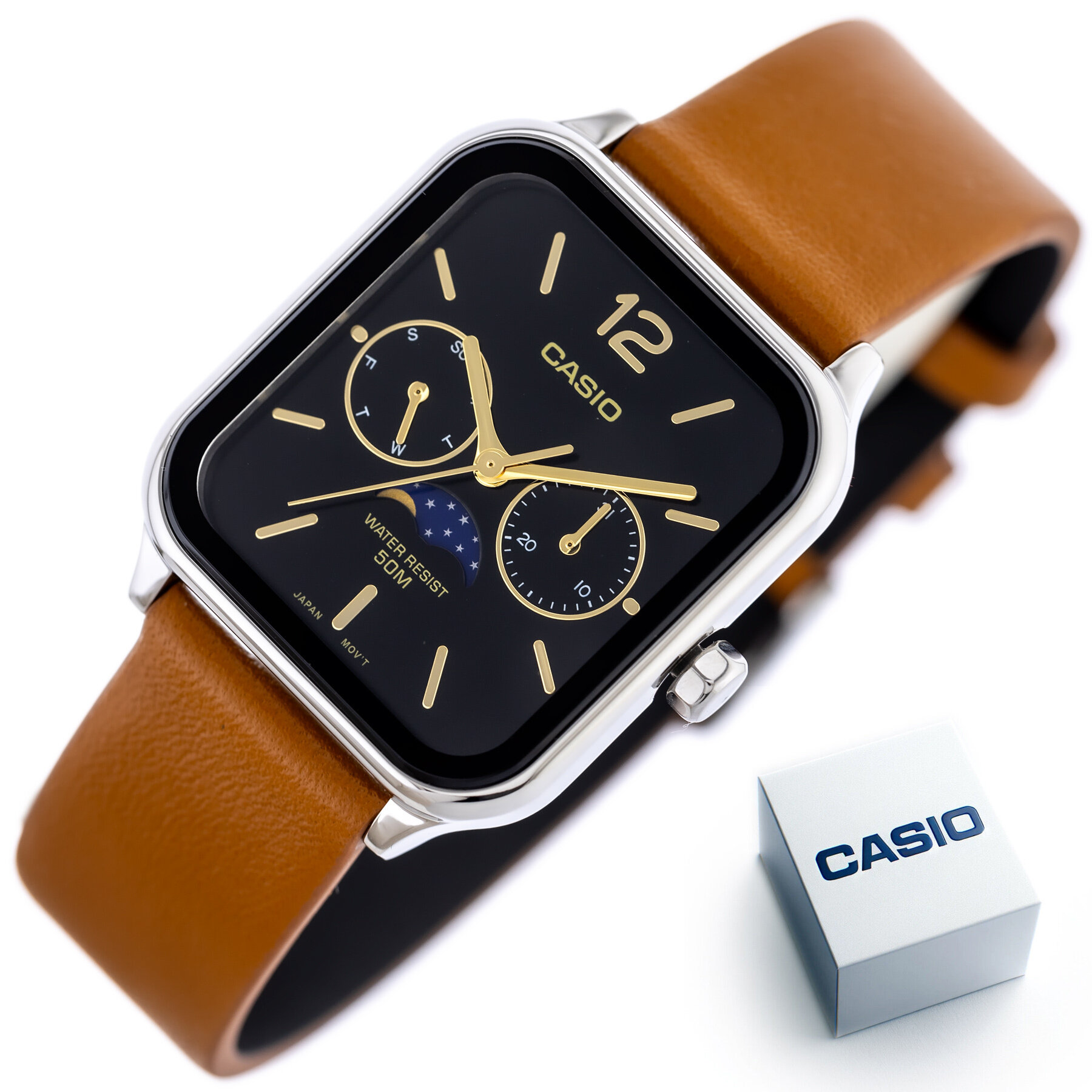 Zegarek z prostokątną tarczą, brązowym paskiem i srebrną kopertą, z widocznym logo \'CASIO\' oraz napisem \'WATER RESIST 50M\'. Obok zegarka znajduje się pudełko z napisem \'CASIO\'.