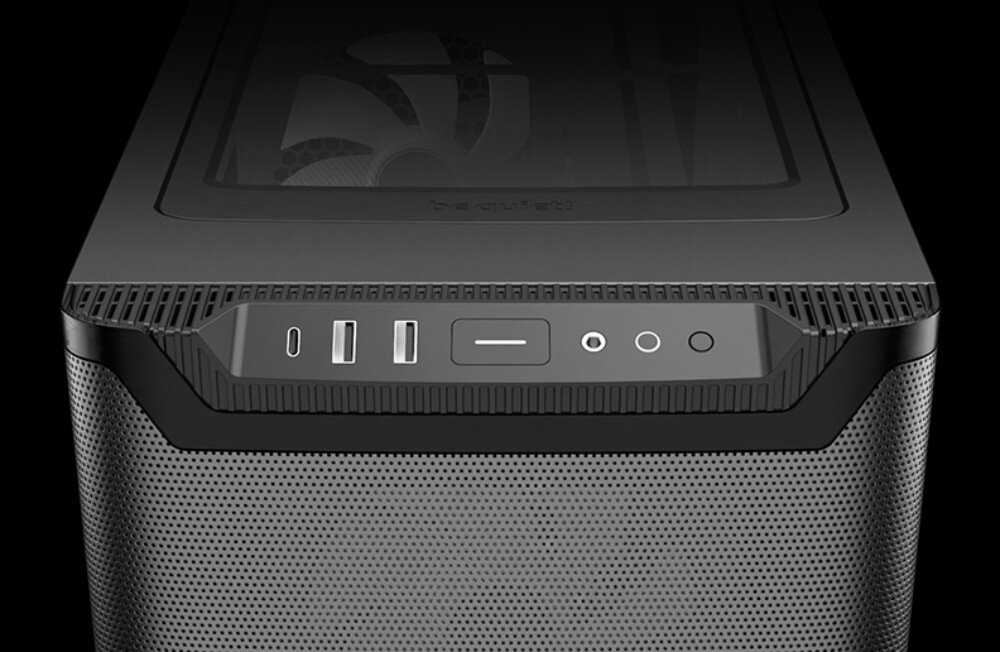 Komputer MAD DOG GeForce RTX5060Ti DLSS 4 Reflex Edition 2 BQ501LX-A01DR64 Zbliżenie na górny panel portów w czarnej obudowie komputerowej, ukazujące gniazda USB, wejścia audio i centralny przycisk zasilania na tle siatkowanej powierzchni