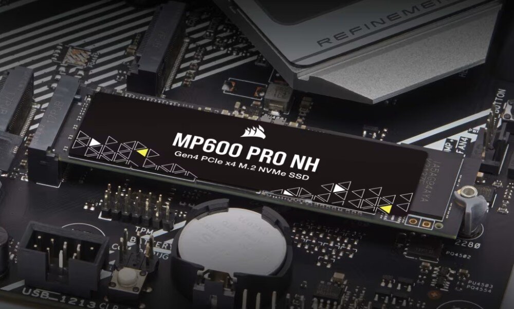 Komputer MAD DOG CORSAIR4000-A01WR32WP Dysk formatu M.2 zamontowany na płycie głównej z widocznym oznaczeniem 'MP600 PRO NH', dysk SSD, pojemność, prędkość, interfejs, żywotność