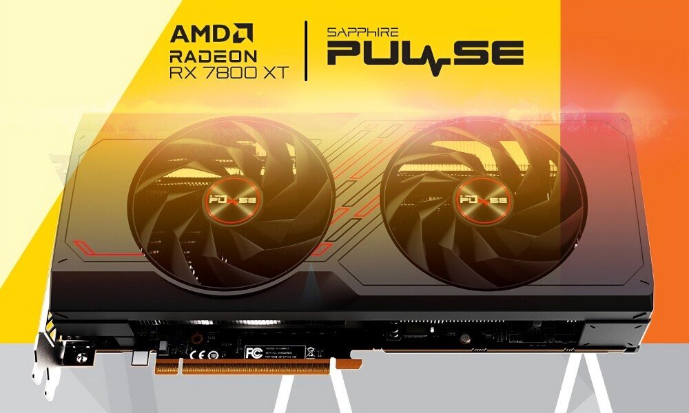 Komputer MAD DOG CORSAIR4000-A01WR32WP Karta graficzna z dwoma dużymi wentylatorami i oznaczeniem modelu. W tle żółto-czarna grafika z logo producenta, karta graficzna, architektura, wentylatory