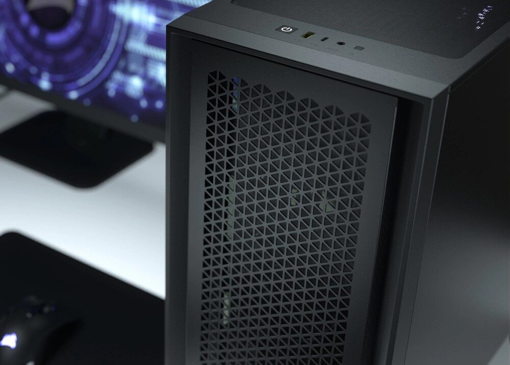 Komputer MAD DOG CORSAIR4000-A01WD32 Zbliżenie na górny panel portów czarnej obudowy z przyciskiem zasilania i złączami USB na tle rozmytego ekranu, przeznaczenie, cechy, testy