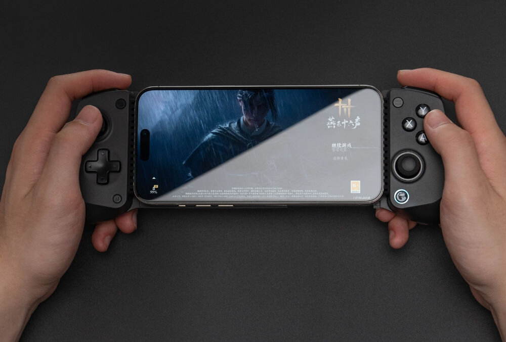 Kontroler GAMESIR X5s Czarny
                z zamocowanym telefonem w dłoniach podwójne silniki zróżnicowany feedback żyroskop 6-osiowy klawisze abxy dopasowanie układu do preferencji