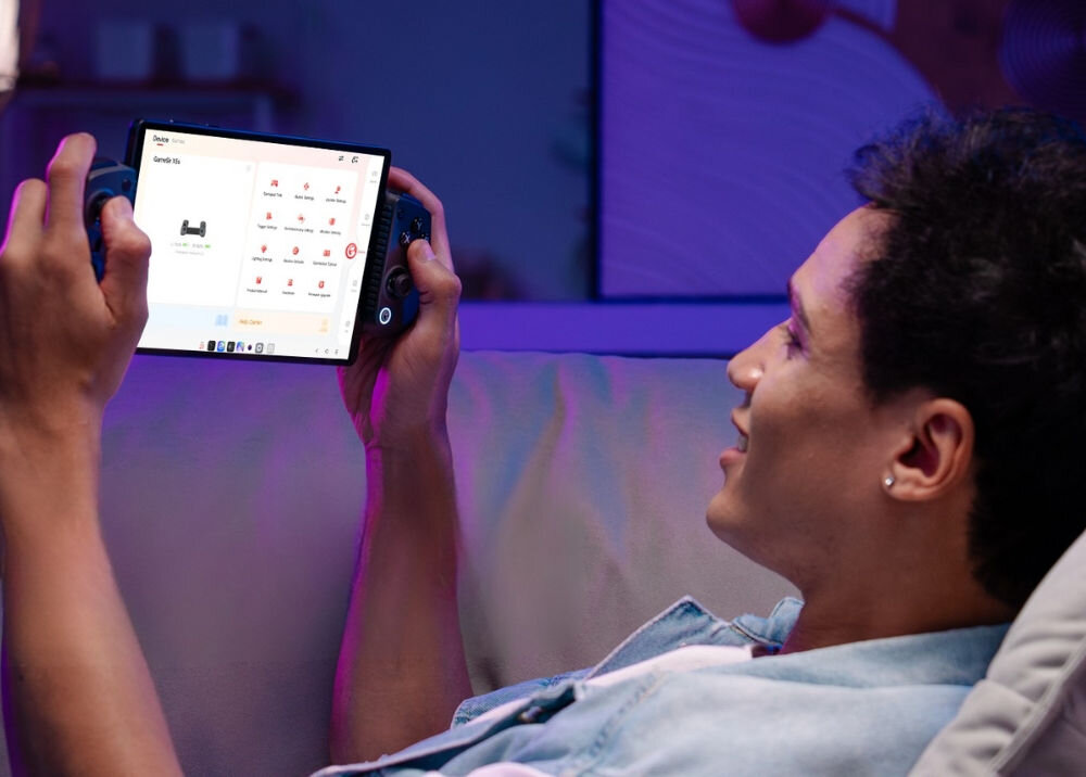 Kontroler GAMESIR X5s Czarny
                z zamocowanym tabletem w dłoniach funkcja turbo możliwość modyfikacji aplikacja gamesir bateria 840 mah