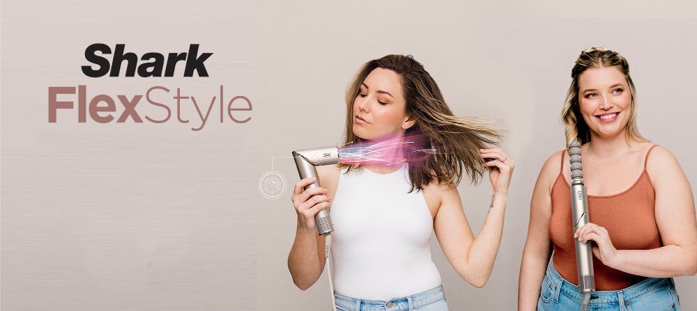 Suszarko-lokówka SHARK HD446SLEU Flexstyle Szary 30, 40 mm 1400 W wystylizowane włosy beżowe tło dwie kobiety jedna suszy włosy złożoną suszarką druga kręci włosy 
