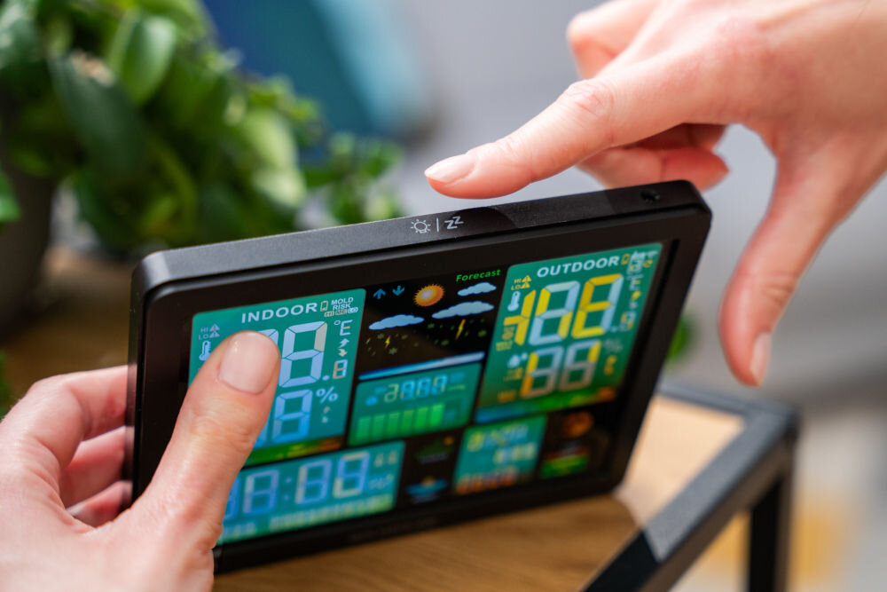 Stacja pogody GOLDENLINE GMS500 przechylona do przodu włączanie drzemki guzikiem na górze urządzenia synchronizacja z dcf precyzyjny czas budzik drzemka powtarzanie