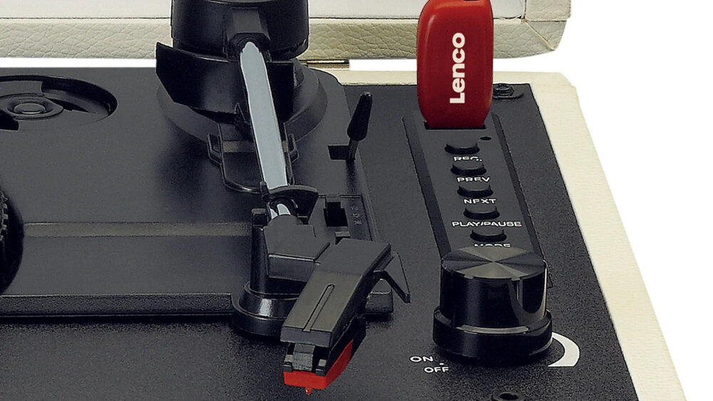 Fragment gramofonu z widocznym ramieniem i przyciskami sterującymi. Na czerwonym elemencie widnieje napis \'Lenco\'.