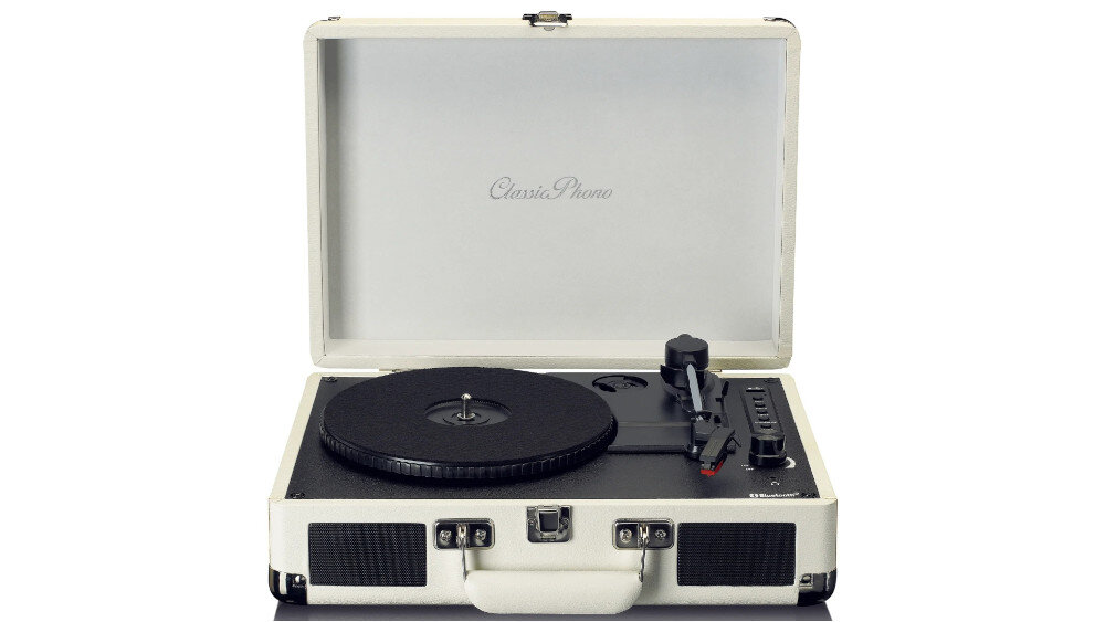 Kremowy gramofon w stylu retro z otwartą pokrywą, na której widnieje napis \'Classic Phono\'. Urządzenie posiada wbudowane głośniki i panel sterowania z boku.