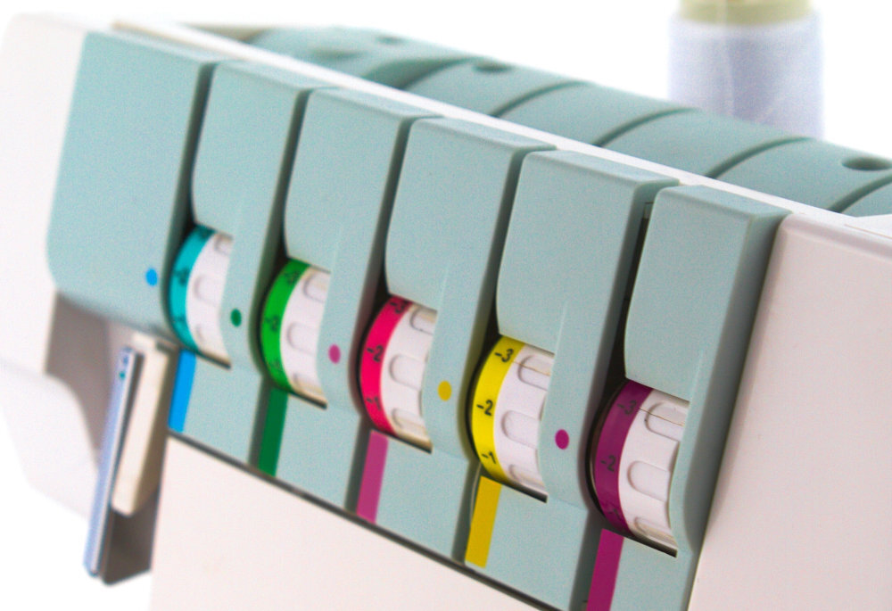 Maszyna do szycia LUCZNIK 820 D-5 Owerlok kolorowy system nawlekania