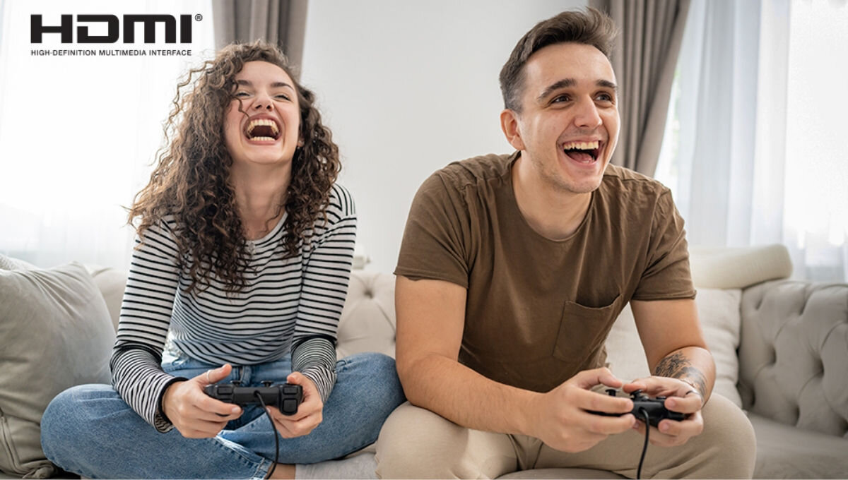 Telewizor SHARP 32HA1705E - Wszechstronna łączność, ludzie siedzący na kanapie, gający w gry