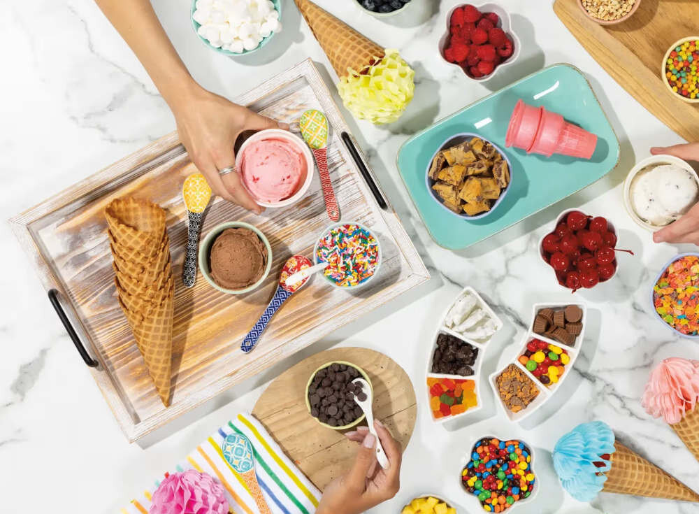 Maszynka do lodów NINJA Creami Swirl NC701EU Różnorodność trybów pracy 13 programów 6 trybów lodów włoskich 6 klasycznych funkcję Mix-In  gelato, sorbet, mrożony jogurt czy milkshake dopasowanie preferencje prezentacja różnorodności zdjęcie lifestyle