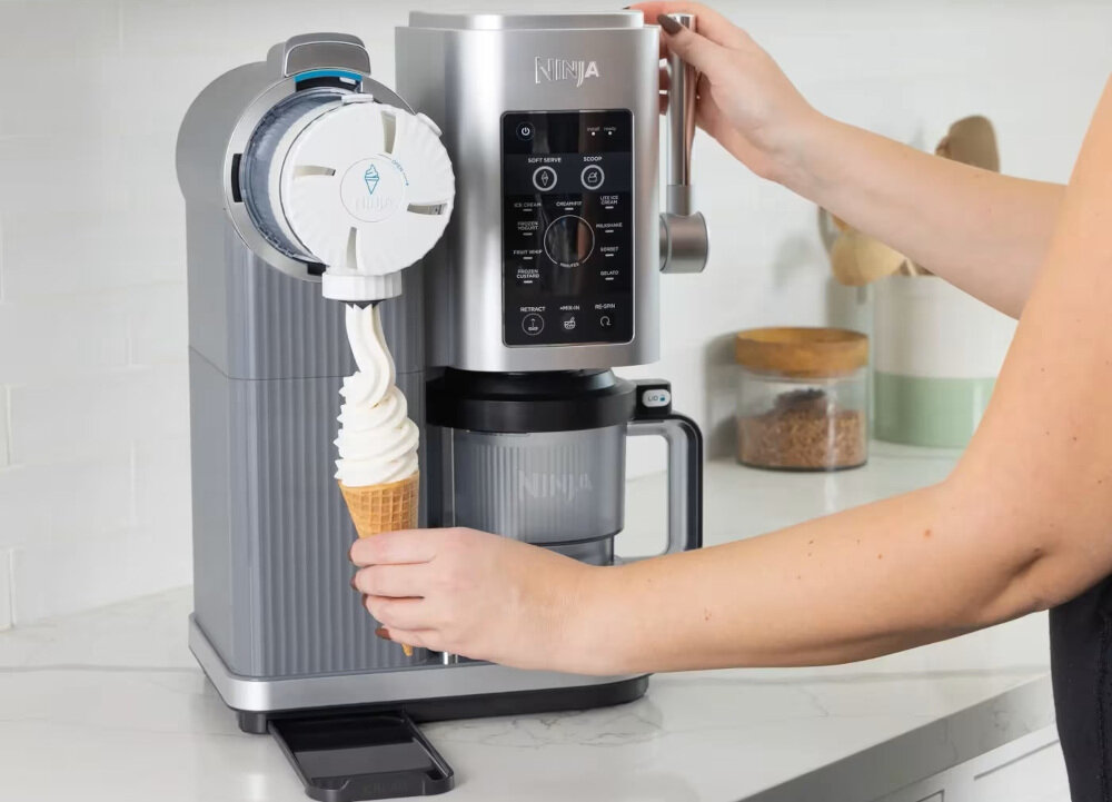 Maszynka do lodów NINJA Creami Swirl NC701EU Kremowa struktura lodów Technologia Soft Serve Creamify  w aksamitną masę jednolitą konsystencję bez wysiłku zdjęcie lifestyle