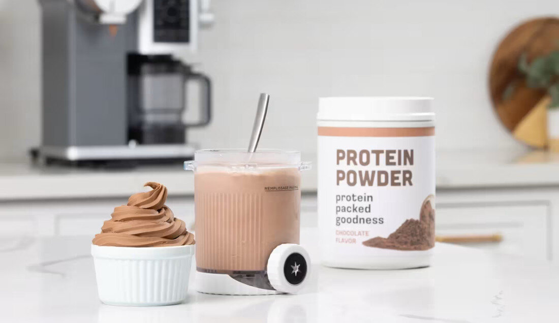 Maszynka do lodów NINJA Creami Swirl NC701EU Personalizacja dodatków Funkcja Mix-In owoce, czekoladę lub ciastka po zmrożeniu bazy deser dostosowanie gusta Tryby Light Ice Cream i CreamiFit zawartości białka prezentacja możliwości zdjęcie lifestyle