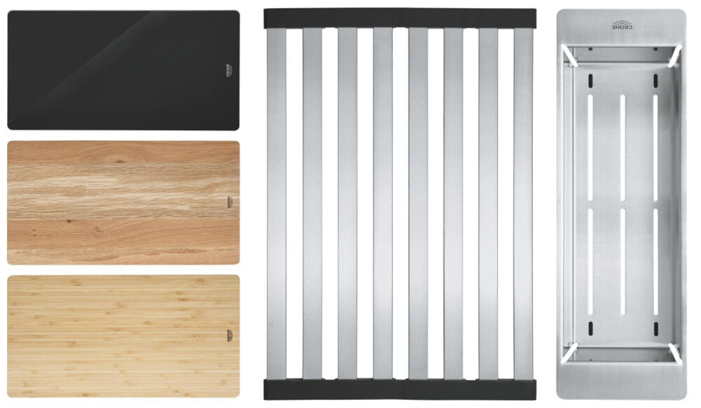Zlewozmywak jednokomorowy z ociekaczem GROHE K200 31562SD1 Stal szlachetna 50x86 + bateria stojąca Bau Edge 31367001 Na zdjęciu zaprezentowano zestaw akcesoriów kuchennych GROHE: trzy prostokątne deski (szklana czarna, drewniana i bambusowa) oraz składaną stalową matę ociekową. Po prawej stronie widoczna jest podłużna, stalowa wkładka ociekowa z otworami i uchwytami do zawieszenia na zlewie akcesoria do zlewozmywaka deska do krojenia durszlak ociekacz kompatybilność GROHE kuchnia