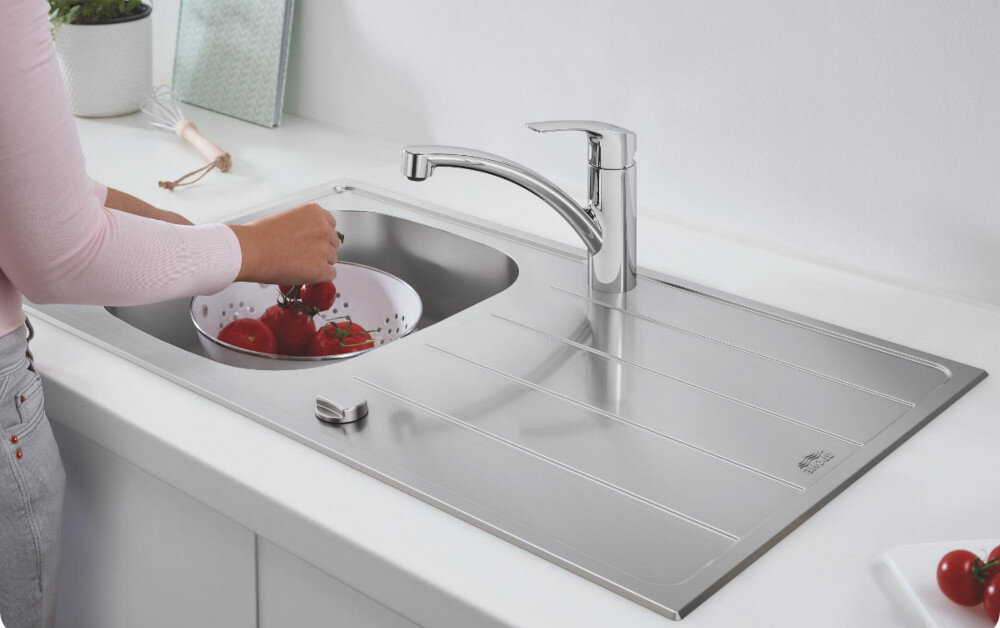 Zlewozmywak jednokomorowy z ociekaczem GROHE K200 31565SD1 Stal szlachetna 50x86 + bateria stojąca Eurosmart 3328100311 Na zdjęciu widać stalowy zlewozmywak z ociekaczem i baterią zdjęcie packshot