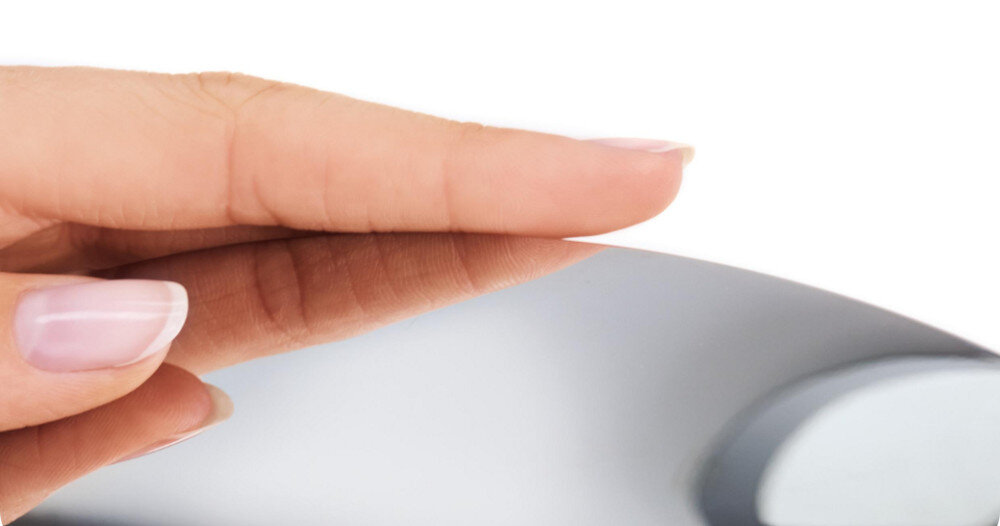 Zlewozmywak jednokomorowy z ociekaczem GROHE K200 31565SD1 Stal szlachetna Na zbliżeniu widać dłoń o zadbanych paznokciach delikatnie przesuwającą się po gładkiej, błyszczącej powierzchni chromowanego elementu armatury. Kontrast między matową skórą a lustrzanym wykończeniem metalu podkreśla wysoką jakość i elegancję detalu bateria wytrzymałość powłoka chrom GROHE Long-life Finish odporność na zarysowania matowienie łatwe czyszczenie wygląd