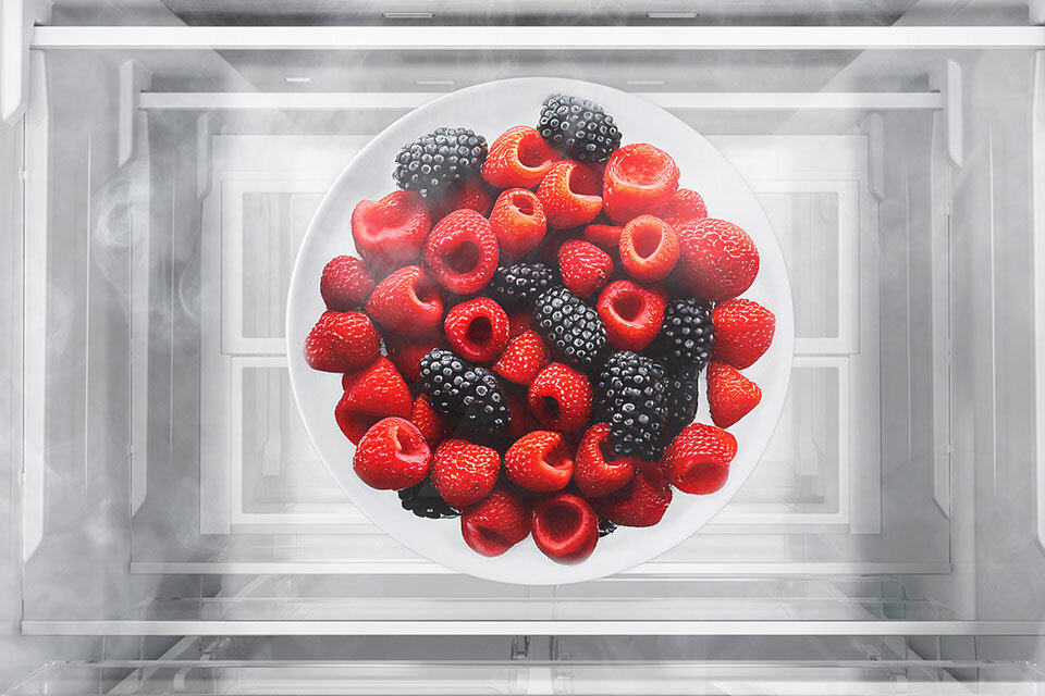 Miseczka mrożonych owoców bez lodu i szronu dzięki pełnemu No Frost