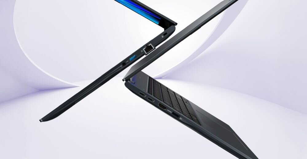 Laptop ACER TravelMate P4 16 z portami USB-C, HDMI, RJ-45 i USB-A prezentuje zestaw złączy na smukłej obudowie podczas pracy biznesowej.