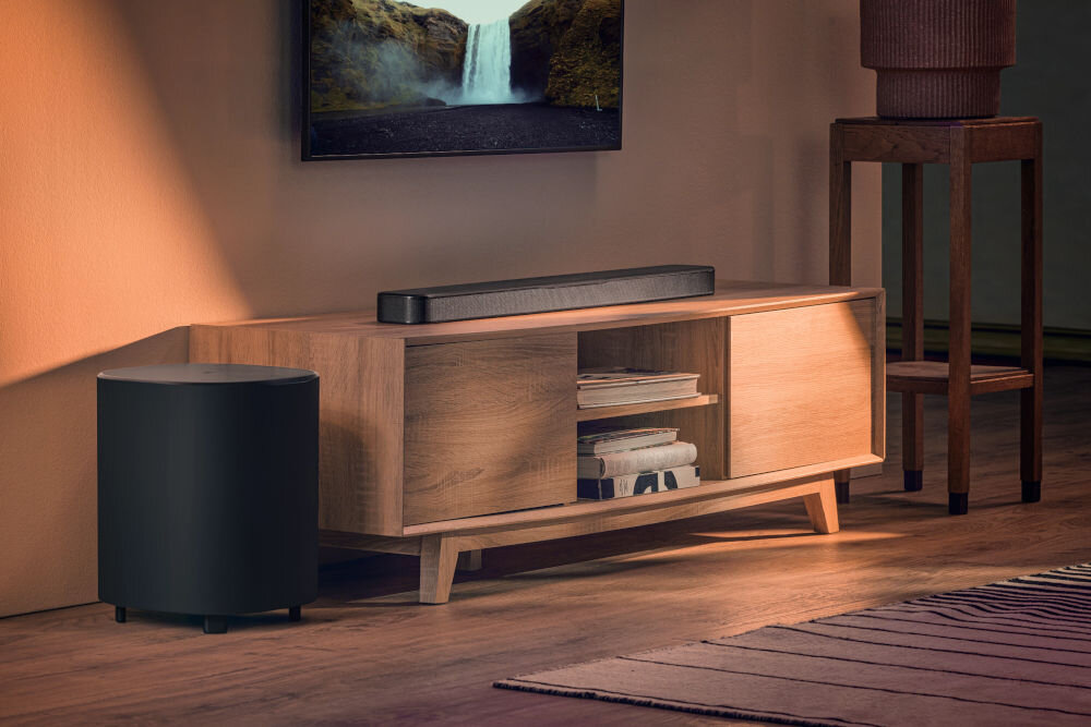 Soundbar JBL BAR 500 MkII subwoofer bezprzewodowy 10 cali głębokie basy, soundbar sotjący na komodzie , subwoofer stojący na podłodze obok komody