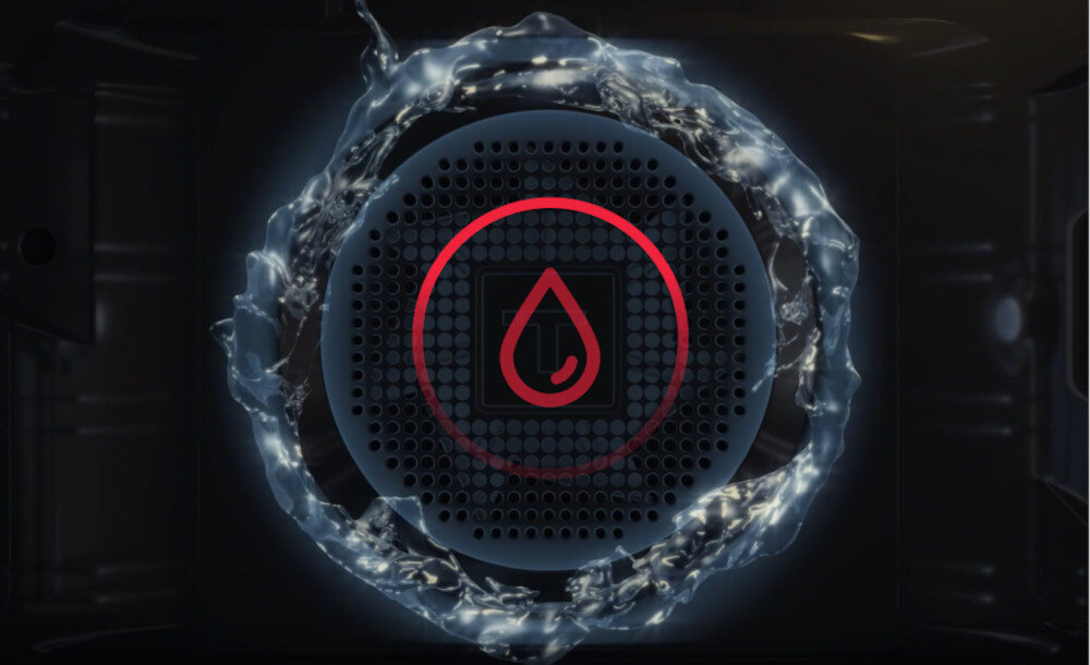 Piekarnik TEKA NEO HSB 6350 SS djęcie ukazuje grafikę prezentującą wnętrze piekarnika z wentylatorem otoczonym dynamicznym pierścieniem wody, a na środku znajduje się czerwona ikona kropli. Tło jest ciemne, co podkreśla efekt wizualny symbolizujący funkcję czyszczenia parowego lub wilgotnego hydroclean para szybkie czyszczenie oszczędność wygoda