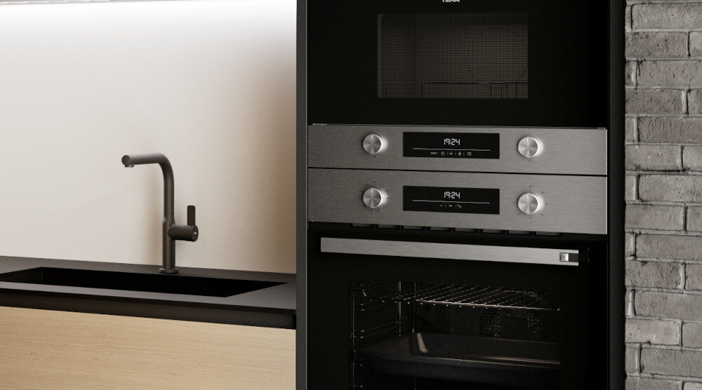 Piekarnik TEKA NEO HSB 6350 SS Zdjęcie przedstawia panel sterowania piekarnika w ciemnej zabudowie, z dwoma pokrętłami po bokach oraz centralnym wyświetlaczem pokazującym godzinę 19:24. Całość utrzymana jest w minimalistycznym stylu z metalicznymi akcentami pieczenie funkcje wybór kontrola styl gotowanie