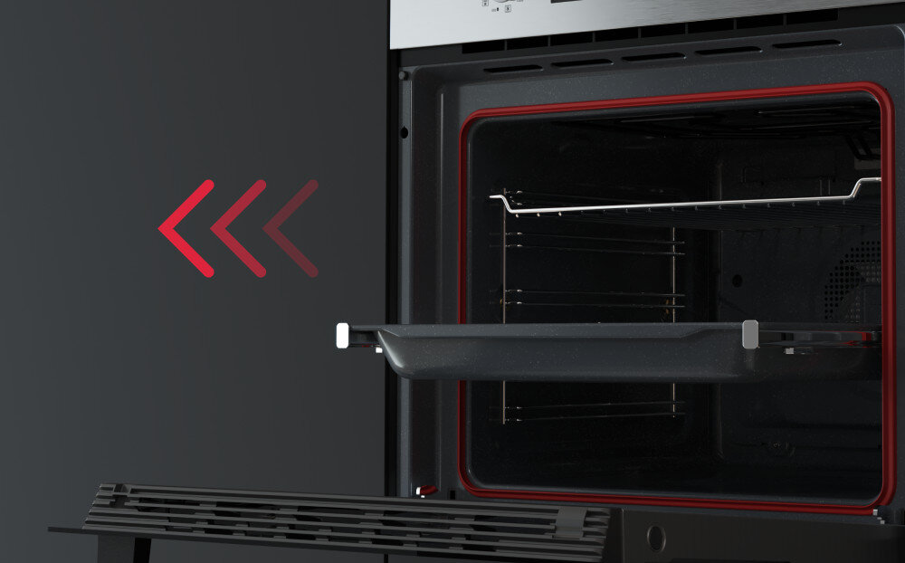 Piekarnik TEKA NEO HSB 6350 SS Zdjęcie przedstawia otwarty piekarnik z wysuniętą blachą, a obok niego znajdują się trzy czerwone strzałki skierowane w lewo, sugerujące kierunek działania prowadnic lub wysuwu. Wnętrze piekarnika podkreślone jest czerwoną uszczelką i metalowymi prowadnicami fastclick zatrzask prowadnice teleskopowe cyrkulacja regulacja