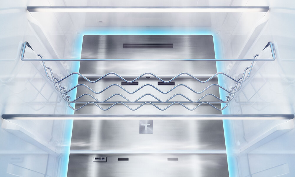 LODÓWKA TEKA RBF 88670 VAN GOGH NO FROST Chromowany stojak na butelki umieszczony we wnętrzu lodówki. Zapewnia wygodne i stabilne przechowywanie napojów  MetalCooling metalowa tylna ściana równomierne chłodzenie stabilna temperatura