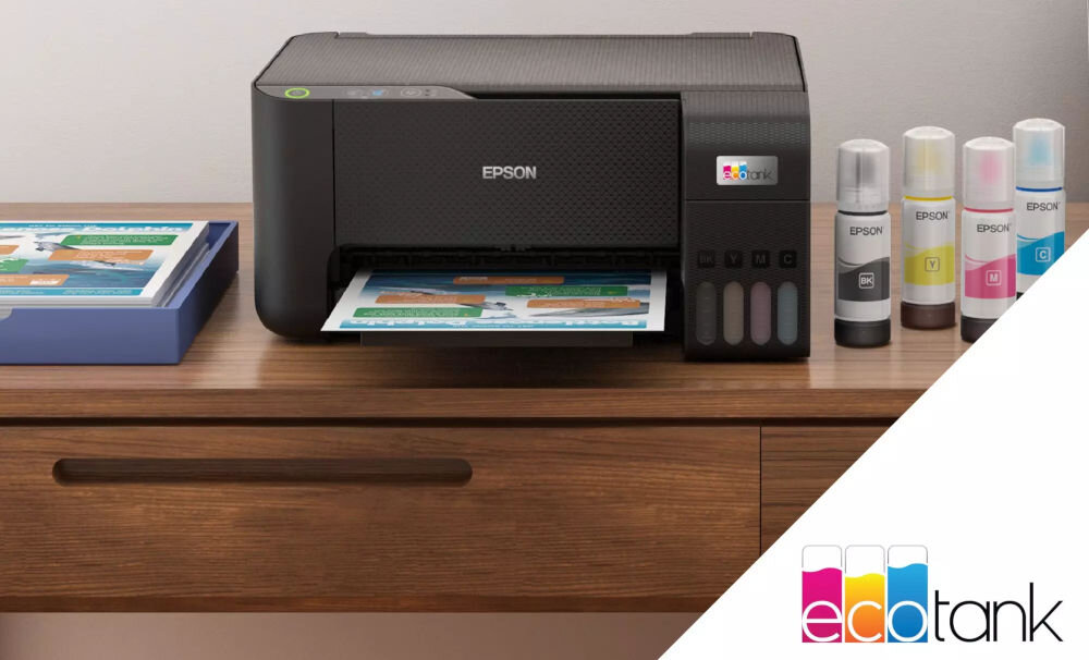 Urządzenie wielofunkcyjne EPSON EcoTank L3230 Druk w kolorze prezentacja urządzenia w pokoju na szafce obok wydrukowane już dokumenty i butelki z atramentem bezkartridżowa oszczędność kosztów
