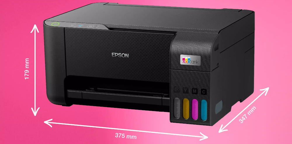 Urządzenie wielofunkcyjne EPSON EcoTank L3230 Druk w kolorze prezentacja urządzenia na różowym tle od boku z wymiarami wymiary 375 x 347 x 179 mm swoboda organizacji