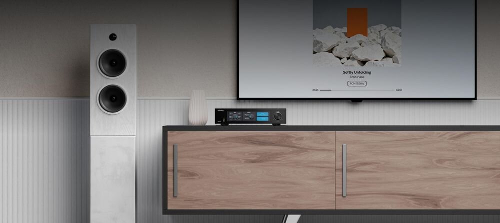 EVERSOLO DAC-Z10 architektura FIA izolacja sygnału czysty dźwięk hi fi, przetwornik stojący na komodzie nad wiszącym telewizorem