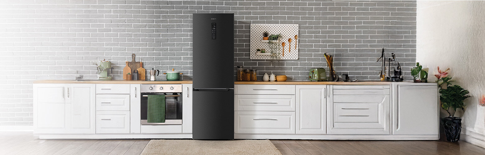 Lodówka Total No Frost MPM-400-FF-61/C w zabudowie kuchennej.