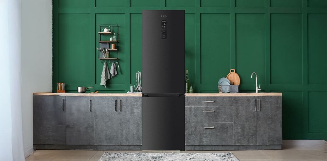 Lodówka Total No Frost MPM-400-FF-61/C w zabudowie kuchennej.