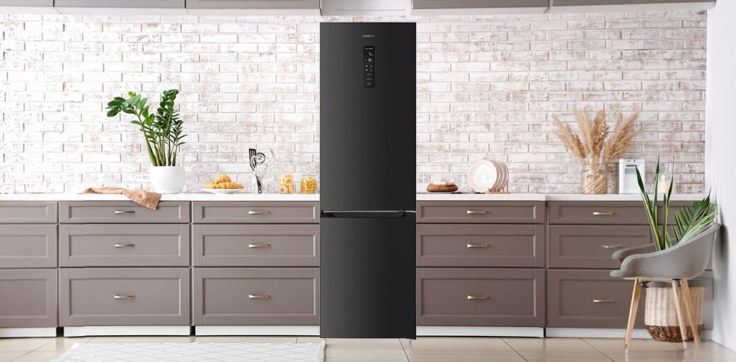 Lodówka Total No Frost MPM-400-FF-61/C w beżowej zabudowie kuchennej.