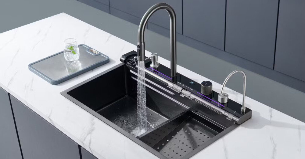 ZLEWOZMYWAK WIELOFUNKCYJNY BLIOTE Z WODOSPADAMI LUXURY wizualizacja blat kuchenny biały woda deska Styl i technologia w jednym Syfon regulowany pokrętłem z odkręcanym dnem Bateria z funkcją doprowadzania wody filtrowanej Podajnik na mydło w płynie Misa pełna do nalewania wody 