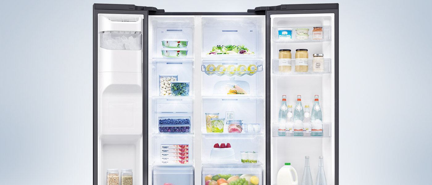 Otwarta lodówka Side by Side RS65DG54R32CEO, w której funkcjonuje system All-Around Cooling