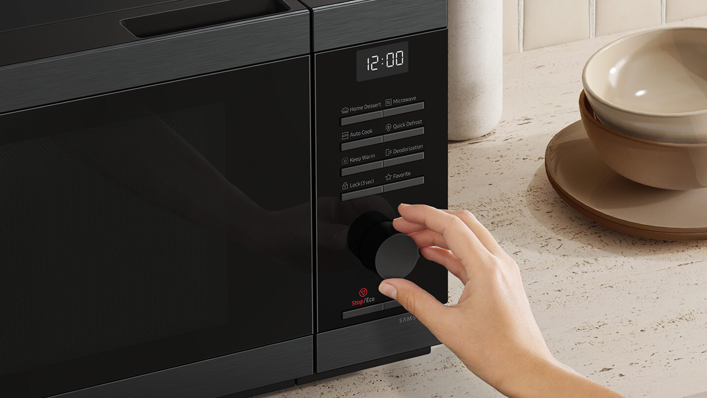 Zdjęcie intuicyjnego panelu sterowania kuchenki mikrofalowej Samsung dostępnej w sklepie Media Expert