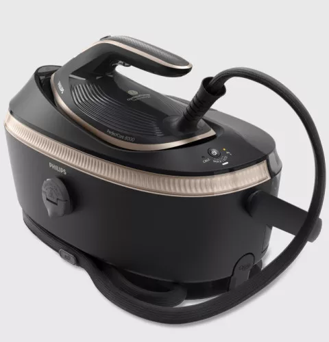 Czarny generator pary z widocznym logo PHILIPS i napisem \'PerfectCare 8000\'. Urządzenie ma ergonomiczny uchwyt i przyciski sterujące na górnej powierzchni.