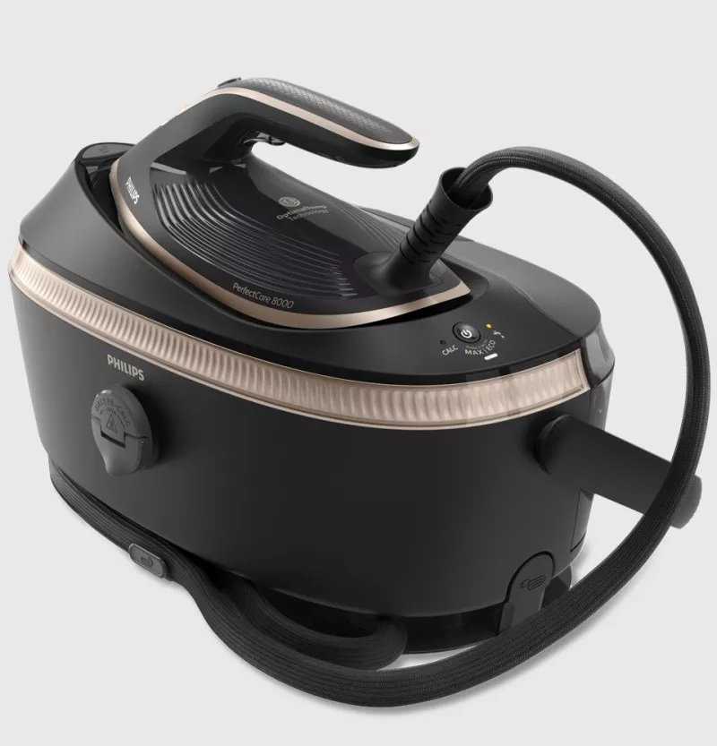 Na obrazie widoczny jest czarny generator pary z napisem \'PHILIPS\' oraz \'PerfectCare 8000\'. Urządzenie ma ergonomiczny uchwyt i wężyk parowy, a na panelu znajdują się przyciski i wskaźniki świetlne.