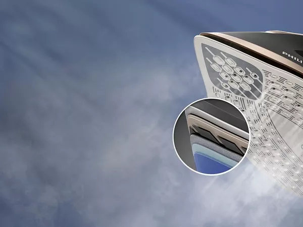 Obraz przedstawia stopę żelazka z widocznymi otworami parowymi i detalami technicznymi. W prawym górnym rogu widoczne jest logo \'PHILIPS\'.