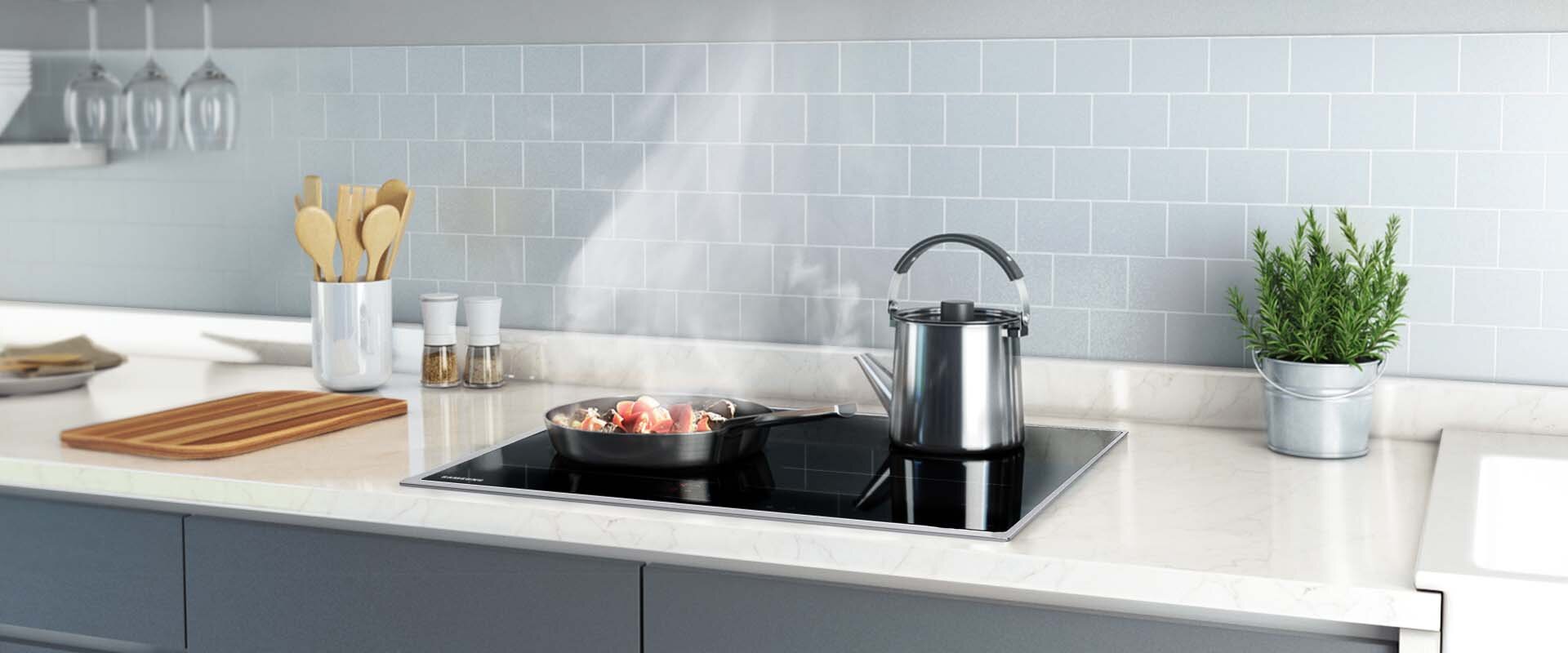 Płyta indukcyjna Samsung NZ64T3707C1 na blacie kuchennym w nowoczesnej kuchni 