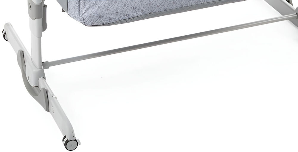 Łóżeczko dostawne CHICCO Next2Me Dream Silver Srebrny funkcjonalność komfort lekkie 10 kg łatwe rozkładanie i składanie możliwość zdjęcia i wyprania poszycia ułatwienie utrzymania w czystości materacyk torba do przechowywania system kółek z blokadą antypoślizgowe nóżki stabilność regulacja wysokości 6 stopni okienko z siatki komfort maluszka odpowiednia wentylacja wygoda podczas snu 